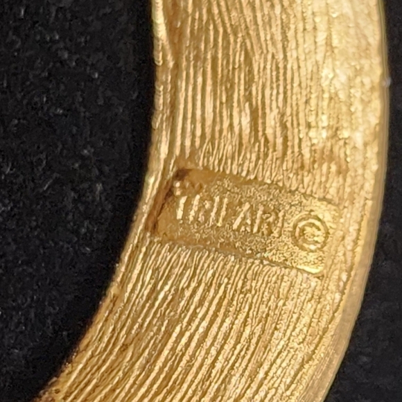 Crown Trifari Gold and White Enamel Brooch and Earring Knot Set - Picture 8 of 13